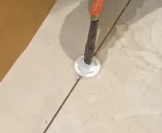 荔浦瓷砖空鼓维修公司专业解答瓷砖在铺贴过程中，如果没有涂抹均匀到位的粘结材料（如水泥砂浆或瓷砖胶），可能会导致以下问题