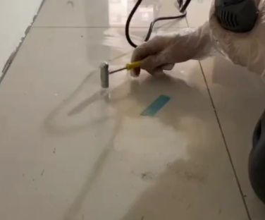 荔浦瓷砖开裂维修公司专业分享瓷砖在铺贴前如果没有沥干水分，将会导致以下问题